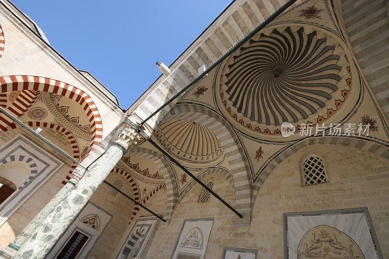 来自Edirne Yildirim Beyazit清真寺庭院的建筑部分